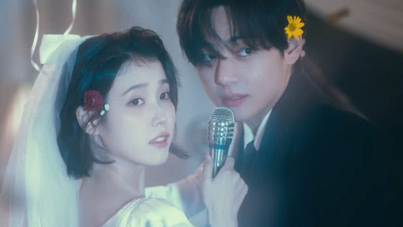 IU e V, do BTS, no clipe de "Love Wins All" - Reprodução/ Youtube/ 이지금 [IU Official]