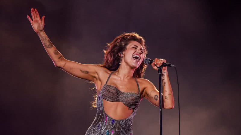 Miley Cyrus em apresentação de "Flowers" no 66º Grammy Awards - John Shearer/Getty Images