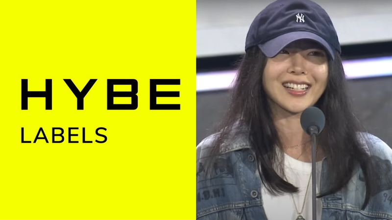 Logo da HYBE e Min Hee Jin, CEO da ADOR - Reprodução/YouTube /걸스 온 파이어 X KPOP JAMM/ HYBE