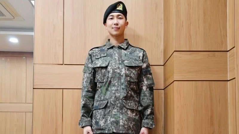 RM, do BTS, compartilha que já concluiu 40% de seu serviço militar