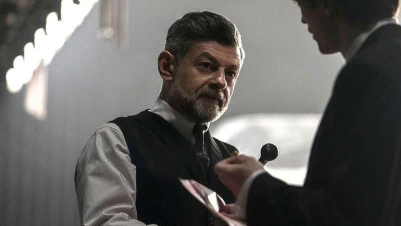 Andy Serkis como Alfred Pennyworth em 'The Batman' (2022) - Reprodução/Warner Bros. Pictures