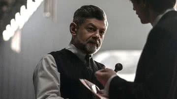 Andy Serkis como Alfred Pennyworth em 'The Batman' (2022) - Reprodução/Warner Bros. Pictures