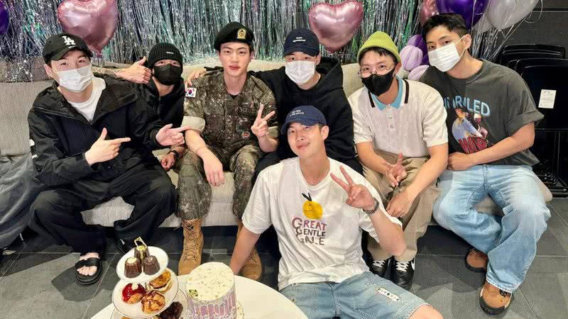 Integrantes do BTS após a dispensa militar de Jin - Reprodução/X/BTS_twt