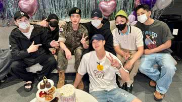 Integrantes do BTS após a dispensa militar de Jin - Reprodução/X/BTS_twt