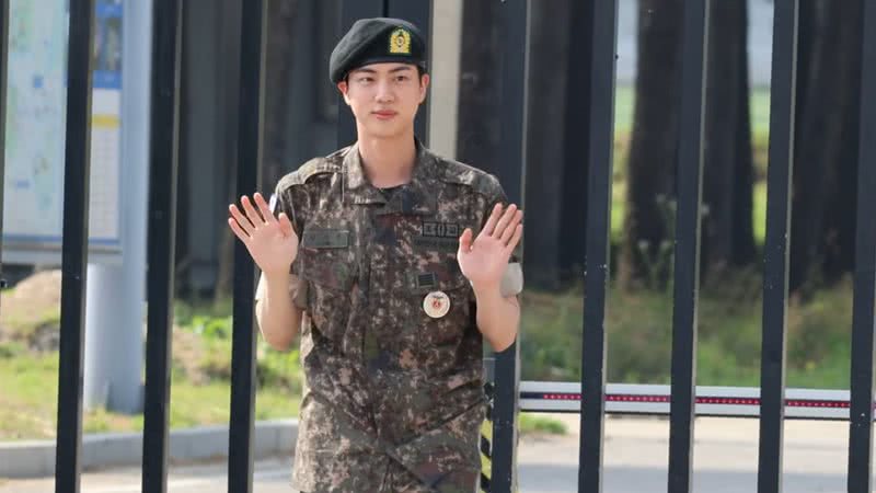 Jin, do BTS, em sua dispensa militar - Reprodução/YouTube/디스패치 / Dispatch