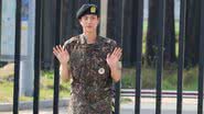 Jin, do BTS, em sua dispensa militar - Reprodução/YouTube/디스패치 / Dispatch