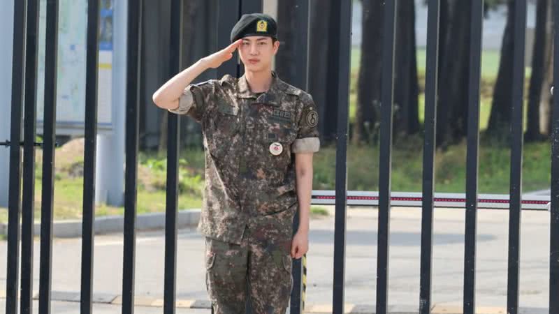 Jin, do BTS, em sua dispensa militar - Reprodução/YouTube/디스패치 / Dispatch