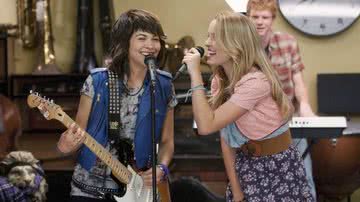 Hayley Kiyoko e Bridget Mendler no filme "Lemonade Mouth" - Reprodução/Disney