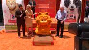 Garfield marcando suas patas na premiere de "Garfield - Fora de Casa", no TCL Chinese Theater - Reprodução/TCL Chinese Theaters no Youtube