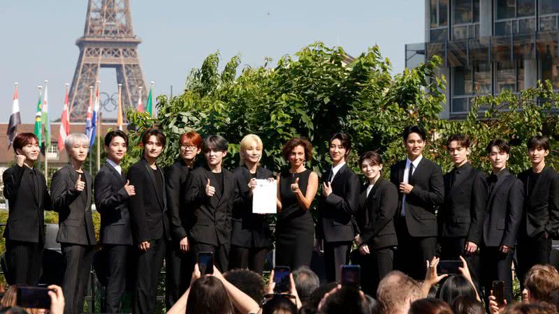 SEVENTEEN e Audrey Azoulay, diretora-geral da UNESCO, na sede da organização, em Paris, França - Julien Hekimian/Getty Images