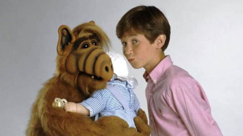 Benji Gregory e o personagem Alf em "Alf, o Eteimoso" - Divulgação/NBC/Warner Bros. Television