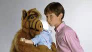 Benji Gregory e o personagem Alf em "Alf, o Eteimoso" - Divulgação/NBC/Warner Bros. Television