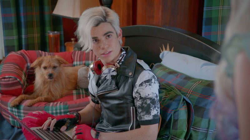 Cameron Boyce como Carlos De Vil em 'Descendentes 2' (2017) - Reprodução/Disney Channel