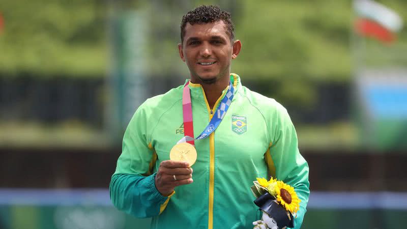 Isaquias Queiroz com sua medalha de ouro nos Jogos Olímpicos de Tóquio 2020 - Phil Walter/Getty Images