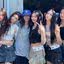 Integrantes do NewJeans e Min Hee Jin nos bastidores do Lollapalooza