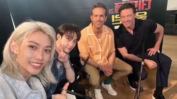 Felix e Bang Chan, do Stray Kids, ao lado de Ryan Reynolds e Hugh Jackman - Reprodução/X/Stray_Kids