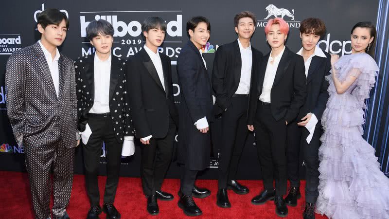 Sofia Carson e membros do BTS no Billboard Music Awards 2019 - Kevin Mazur/Getty Images