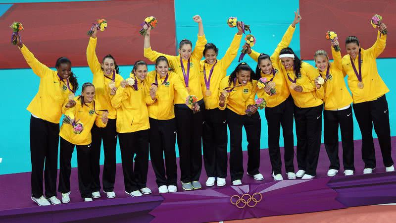 Seleção feminina de vôlei recebendo a medalha de ouro nos Jogos Olímpicos de Londres em 2012 - Ezra Shaw/Getty Images