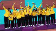 Seleção feminina de vôlei recebendo a medalha de ouro nos Jogos Olímpicos de Londres em 2012 - Ezra Shaw/Getty Images