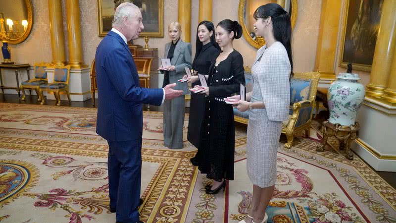 Integrantes do BLACKPINK e o rei Charles III, do Reino Unido - Victoria Jones - Pool/Getty Images