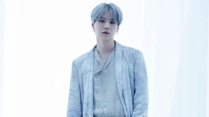 Suga em concept photo para o álbum "Proof", do BTS - Divulgação/Big Hit Music