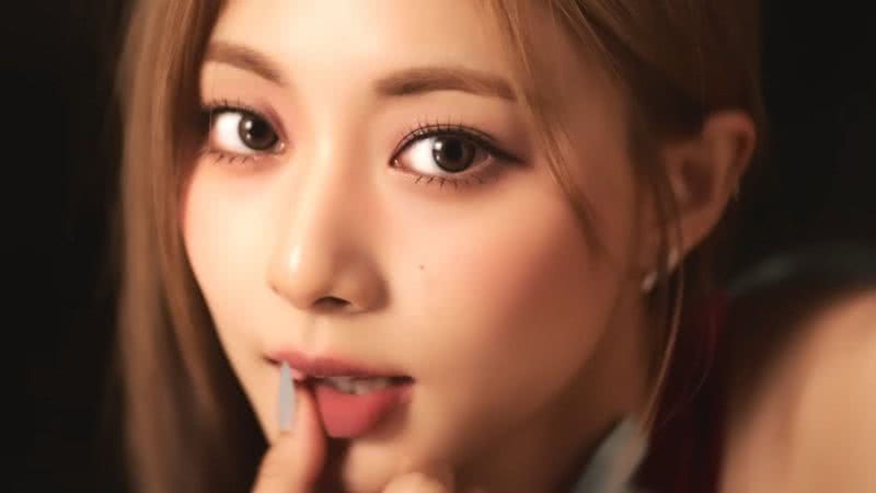 Tzuyu em trailer de "abouTZU" - Reprodução/YouTube/JYP Entertainment