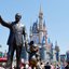 Walt Disney e Mickey Mouse na Main Street do parque Magic Kingdom, no Walt Disney World