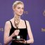 Elizabeth Debicki com seu Emmy por 'The Crown'