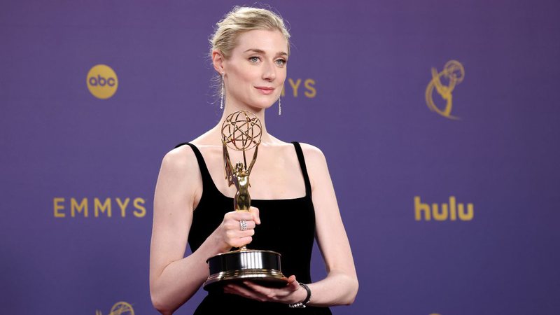 Elizabeth Debicki com seu Emmy por 'The Crown' - Kevin Mazur/Getty Images