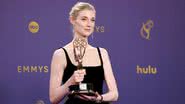 Elizabeth Debicki com seu Emmy por 'The Crown' - Kevin Mazur/Getty Images