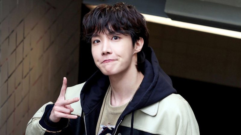 J-Hope, do BTS, nos bastidores do clipe de 'on the street' - Divulgação/BigHit Music