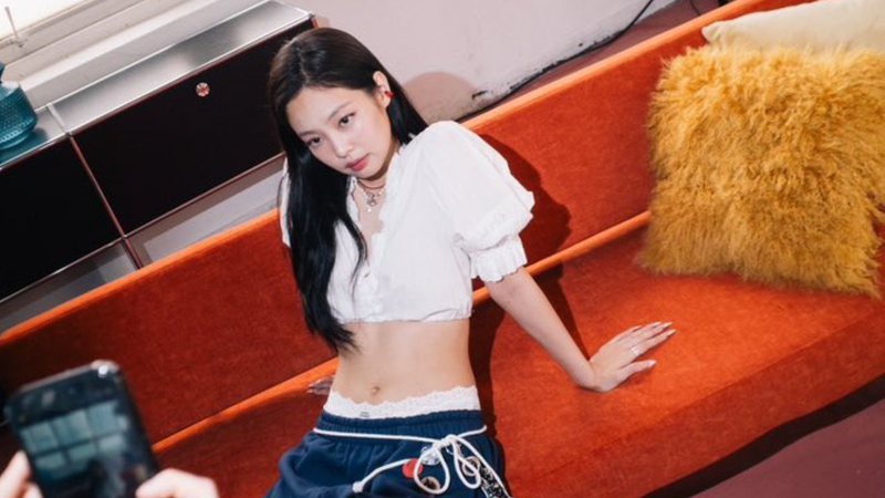 Jennie nos bastidores do clipe de 'SPOT!' - Divulgação/KOZ Entertainment