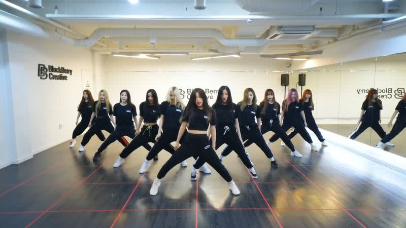 LOONA durante o cover de 'Cherry Bomb', do NCT 127 - Reprodução/YouTube/loonatheworld