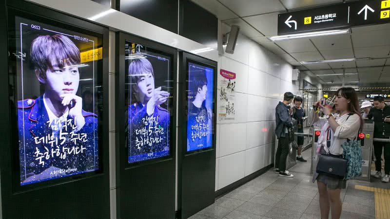 Fotos de Jin, do BTS, no metrô de Seul - Jean Chung/Getty Images