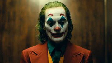 Joaquin Phoenix como Coringa no longa de 2019 - Reprodução/Warner Bros. Pictures