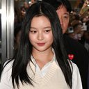 Hanni, do NewJeans, chegando na auditoria na Assembleia Nacional sul-coreana - Kim Min-Hee - Pool/Getty Images