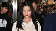 Hanni, do NewJeans, chegando na auditoria na Assembleia Nacional sul-coreana - Kim Min-Hee - Pool/Getty Images