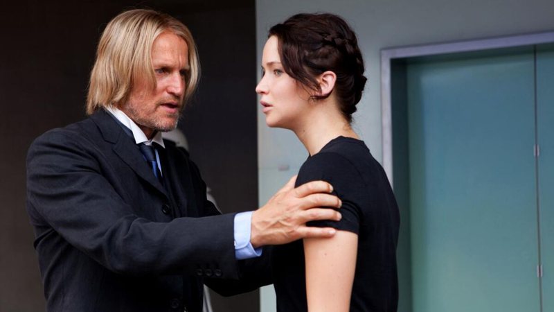 Haymitch e Katniss em cena de "Jogos Vorazes" - Reprodução/Liongaste/Paris Filmes