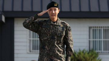 J-Hope, do BTS, em sua dispensa militar - Han Myung-Gu/Getty Images