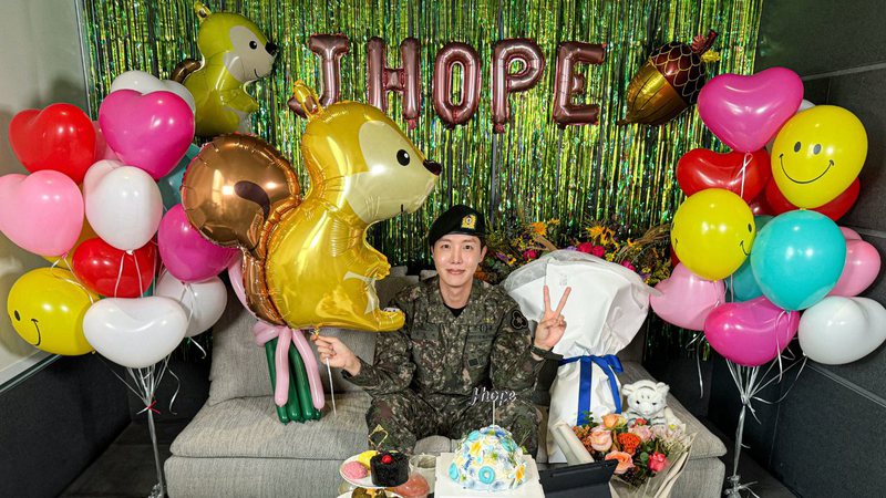 J-Hope, do BTS, em bastidores da live no Weverse realizada após dispensa militar - Reprodução/X/BTS_twt