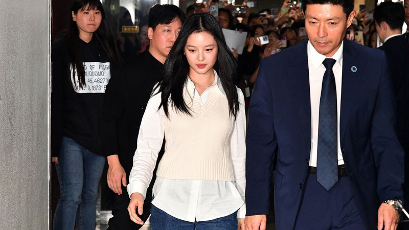 Hanni, do NewJeans, chegando na auditoria na Assembleia Nacional sul-coreana - Kim Min-Hee - Pool/Getty Images