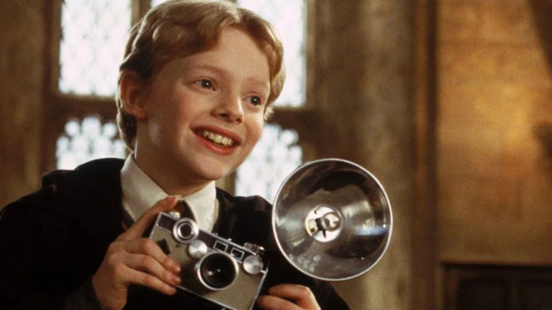 Colin Creevey, personagem de Harry Potter, segurando uma máquina fotográfica - Reprodução/Warner Bros. Pictures