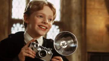 Colin Creevey, personagem de Harry Potter, segurando uma máquina fotográfica - Reprodução/Warner Bros. Pictures