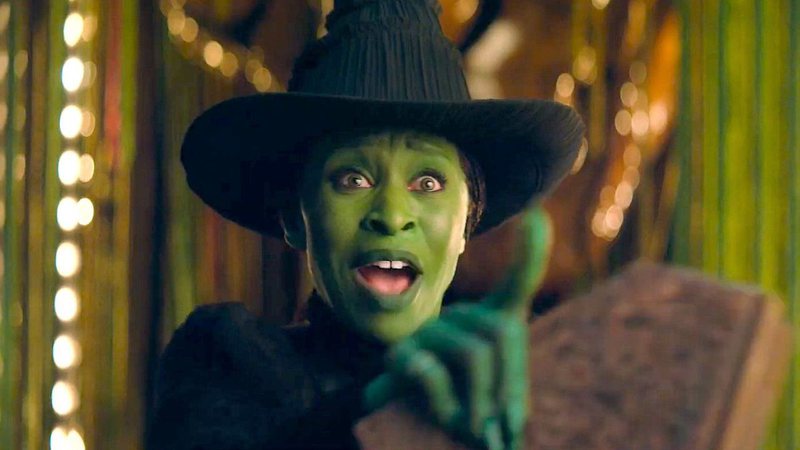 Elphaba segurando o Grimmerie em cena de "Wicked" - Reprodução/Universal Pictures