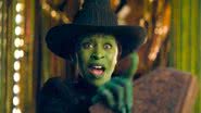 Elphaba segurando o Grimmerie em cena de "Wicked" - Reprodução/Universal Pictures