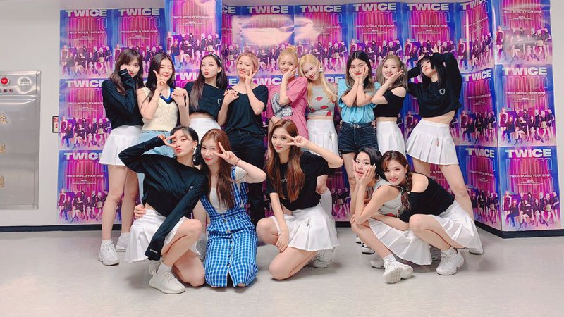 Integrantes do ITZY e TWICE nos bastidores da turnê 'TWICELIGHTS' - Reprodução/X/JYPETWICE