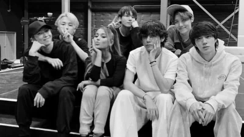 Integrantes do BTS com Ariana Grande no ensaio do GRAMMYS - Reprodução/Instagram/arianagrande