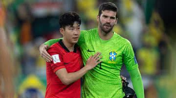 Jogadores Son Heungmin, da Coreia do Sul, e Alisson, do Brasil - Simon Bruty/Anychance/Getty Images