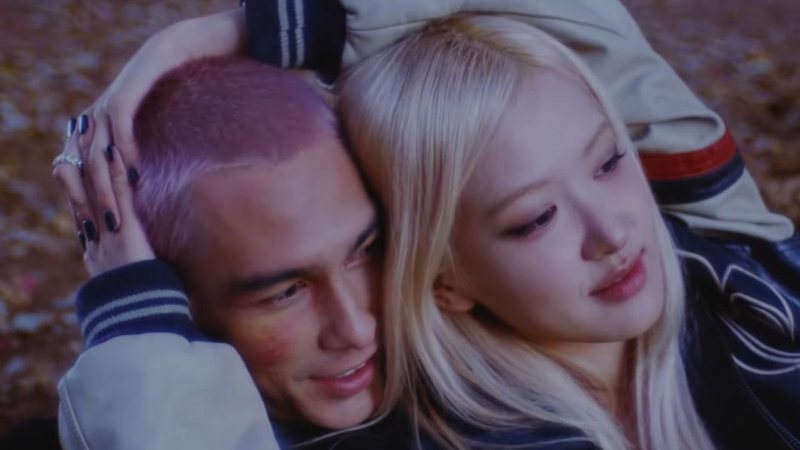 Rosé e Evan Mock em cena do MV de 'toxic till the end' - Reprodução/YouTube/ROSÉ