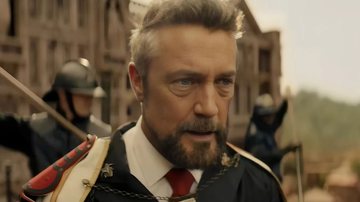 Vincent Regan como Vice-Almirante Garp na série live-action de One Piece - Reprodução Netflix